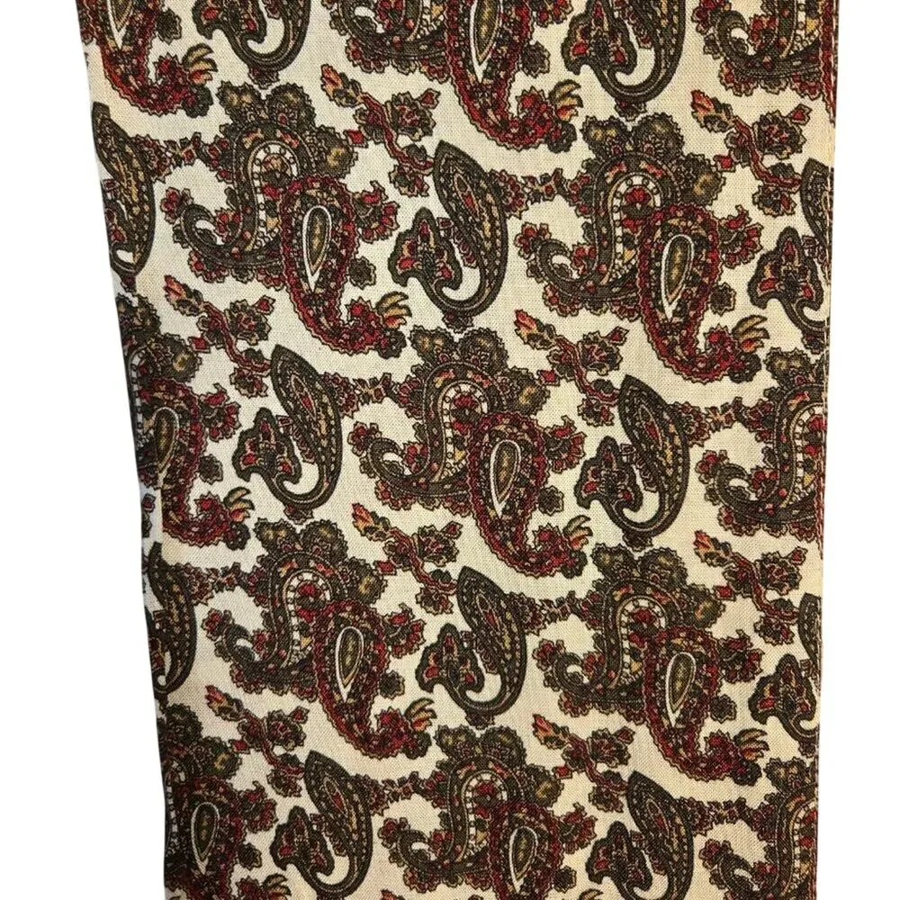 Vintage-inspired Paisley Print Scarf in Cream & Burgundy [0008]
